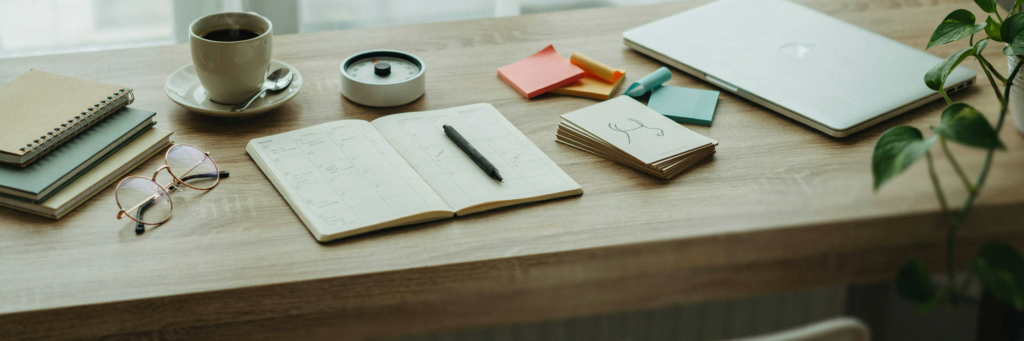 Planning de travail, fiches de mémorisation et minuteur sur un espace d’étude organisé