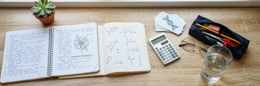 Bureau de travail avec notes de biologie et de chimie, calculatrice et fiches de révision
